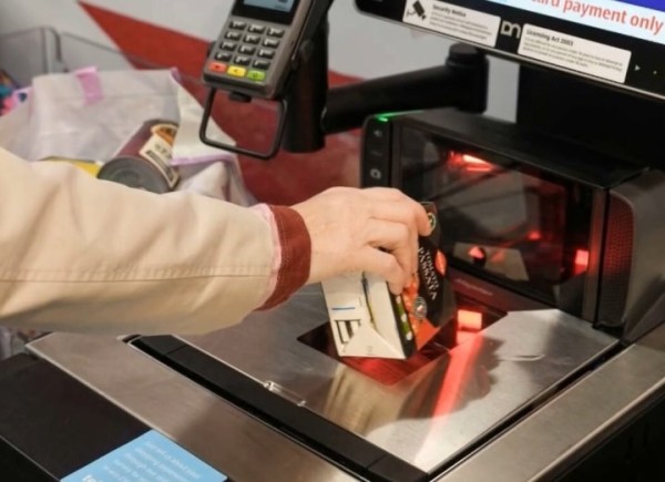 Зарубежные торговые сети отказываются от касс самообслуживания: все же человек работает лучше машины